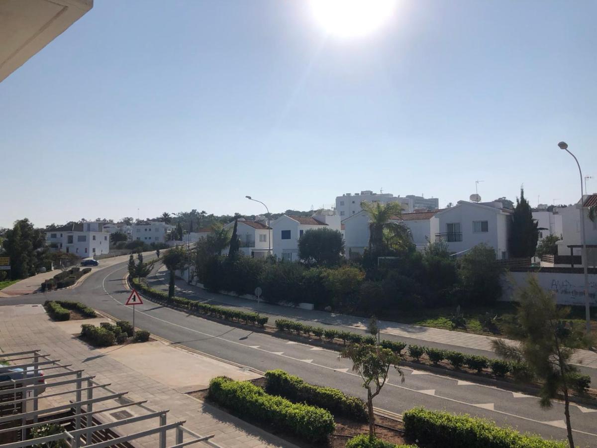 Sunny Holiday By Konnos Paralimni Exteriör bild